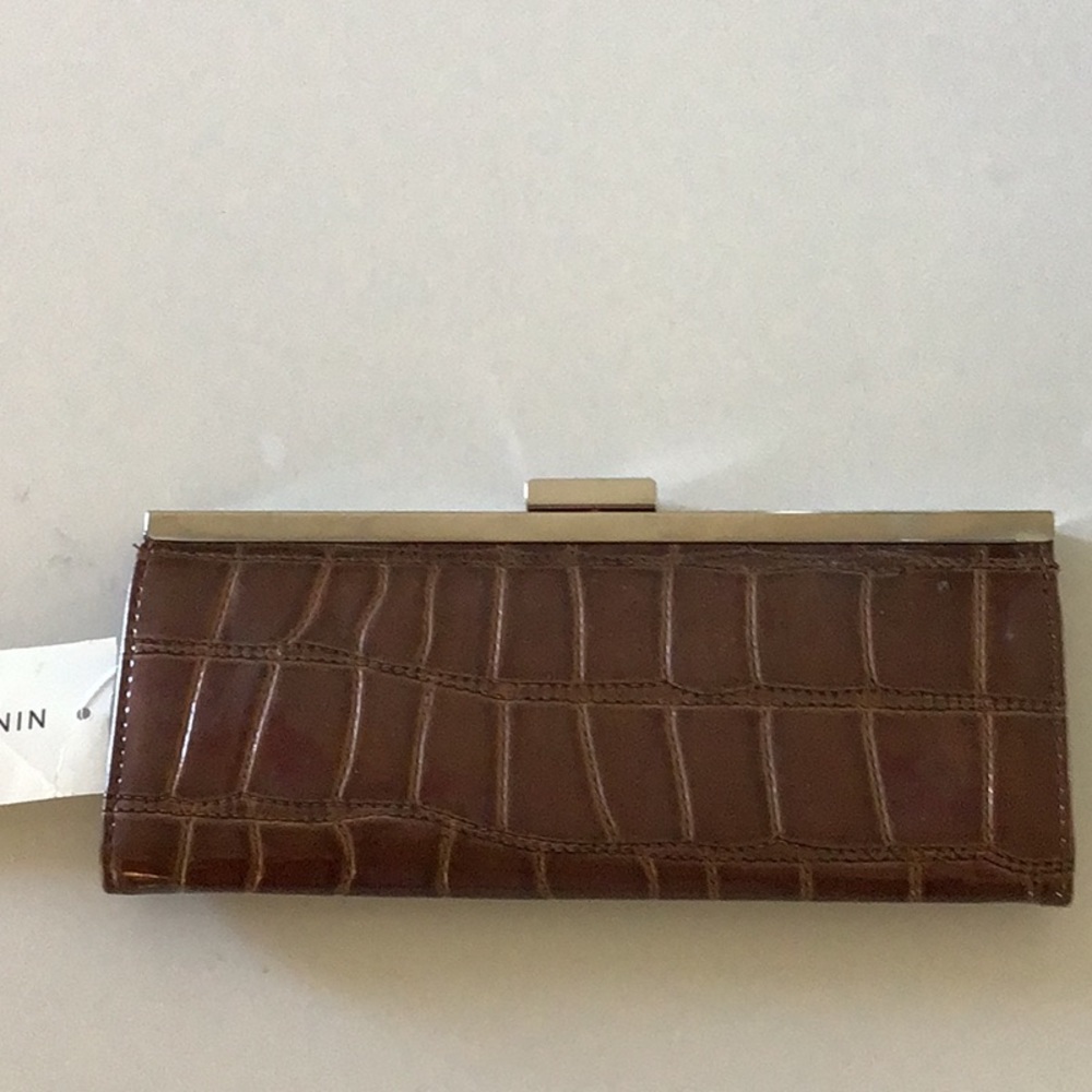Nine West Woman’s wallet. NEW. Bronze and silver metal.